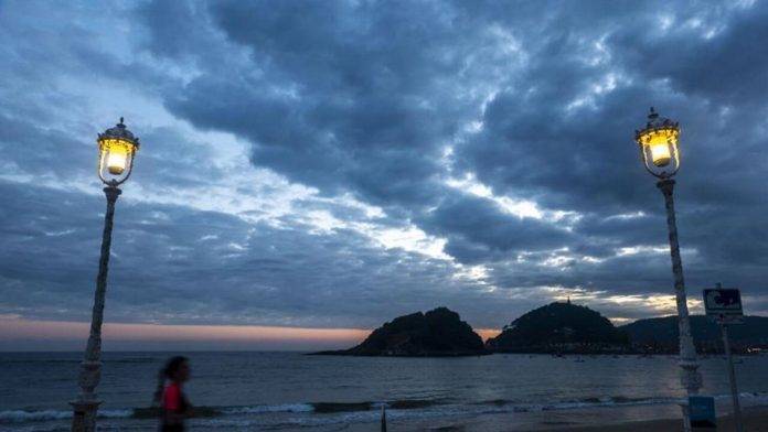 FOTOGRAFÍA. SAN SEBASTIÁN (LAS VASCONGADAS) REINO DE ESPAÑA, 21 DE SEPTIEMBRE DE 2024. Se aproxima el huracán Kirk precipitaciones y rachas de viento muy fuerte el martes. Tormentas fuertes y con granizo este sábado.- Vista de los cielos desde San Sebastián, ciudad turística situada en la montañosa región española de las Vascongadas, conocida por la playa de la Concha y la playa de Ondarreta, que destacan por su pintoresco paseo frente a la bahía y sus restaurantes de prestigio mundial dirigidos por chefs innovadores. En la adoquinada Parte Vieja, las tiendas de lujo coexisten con bares de pinchos maridados con vinos locales y especialidades regionales del tamaño de un bocado. Efe