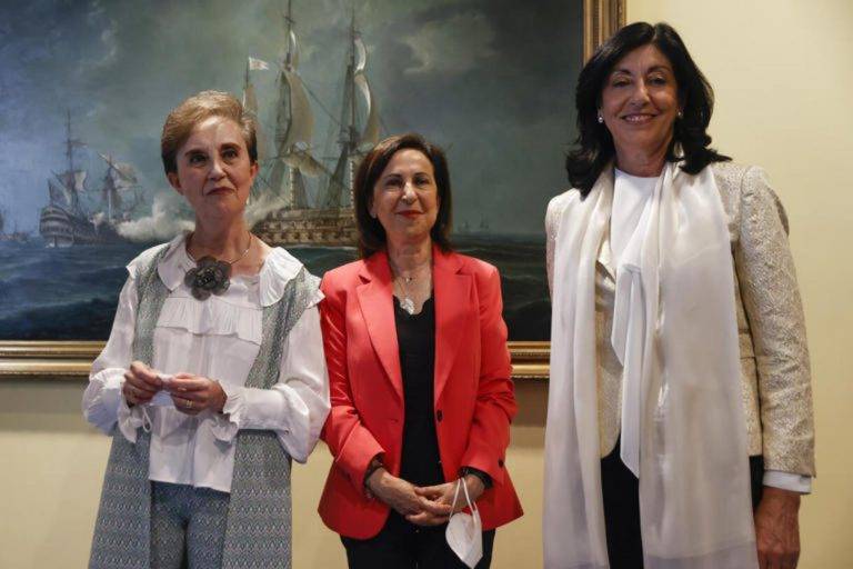 FOTOGRAFÍA. MADRID (REINO DE ESPAÑA),  12 DE MAYO DE 2022. Solo VOX y PP contra la reforma del Centro Nacional de Inteligencia (CNI).- En la imagen, la ministra de Defensa, María Margarita Robles Fernández (Margarita Robles) (c), junto a la nueva directora del Centro Nacional de Inteligencia (CNI), Esperanza Casteleiro Llamazares (d), y a la directora destituída, Paz Esteban López (i) al estallar el llamado Caso pegasus, que molesta muchísimo a los socios de la coalición antiespañola socia del régimen comunista sanchista de España que lidera el autócrata Pedro Sánchez Pérez-Castejón (secretario general del PSOE y presidente del Gobierno comunista del Reino de España). Efe