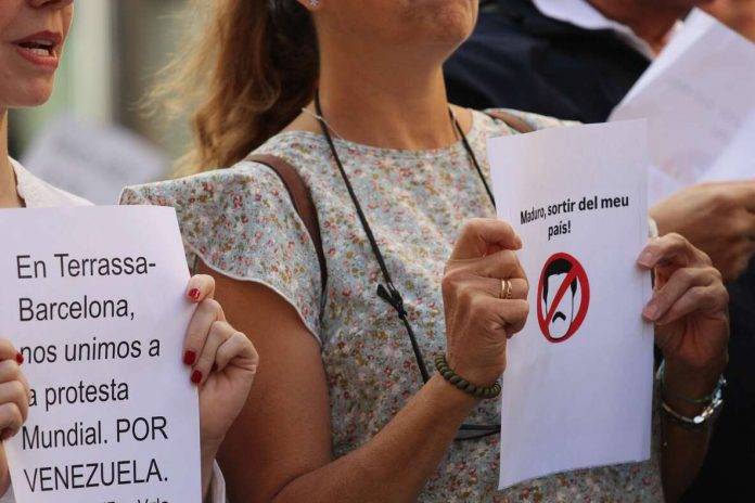 Terrassa se une a la protesta mundial contra la dictadura en Venezuela (1) FOTOGRAFÍA. TERRASSA (BARCELONA), 28 DE SEPTIEMBRE DE 2024. El exilio venezolano protesta ante el Ayuntamiento de Terrassa contra la dictadura chavista y comunista en Venezuela, denunciando el fraude electoral masivo a las elecciones presidenciales del pasado domingo, 28 de julio de 2024 (28J) y reclamado al candidato de la alianza política opositora, Plataforma Unitaria Democrática (PUD)/Mesa de la Unidad Democrática (MUD)/Unidad, Edmundo González Urrutia, clamando contra los asesinatos y secuestros de los dirigentes y militantes antichavistas por parte del Gobierno en funciones del dictador comunista Nicolás Maduro Moros, en marco de la "Gran protesta mundial", convocada por Plataforma Unitaria Democrática (PUD) / Mesa de la Unidad Democrática (MUD)/ Unidad, Edmundo González Urrutia, clamando contra los asesinatos y secuestros de los dirigentes y militantes. Lasvocesdelpueblo (Ñ Pueblo)