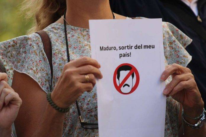 FOTOGRAFÍA. TERRASSA (BARCELONA), 28 DE SEPTIEMBRE DE 2024. El exilio venezolano protesta ante el Ayuntamiento de Terrassa contra la dictadura chavista y comunista en Venezuela, denunciando el fraude electoral masivo a las elecciones presidenciales del pasado domingo, 28 de julio de 2024 (28J) y reclamado al candidato de la alianza política opositora, Plataforma Unitaria Democrática (PUD)/Mesa de la Unidad Democrática (MUD)/Unidad, Edmundo González Urrutia, clamando contra los asesinatos y secuestros de los dirigentes y militantes antichavistas por parte del Gobierno en funciones del dictador comunista Nicolás Maduro Moros, en marco de la "Gran protesta mundial", convocada por Plataforma Unitaria Democrática (PUD) / Mesa de la Unidad Democrática (MUD)/ Unidad, Edmundo González Urrutia, clamando contra los asesinatos y secuestros de los dirigentes y militantes. Lasvocesdelpueblo (Ñ Pueblo)