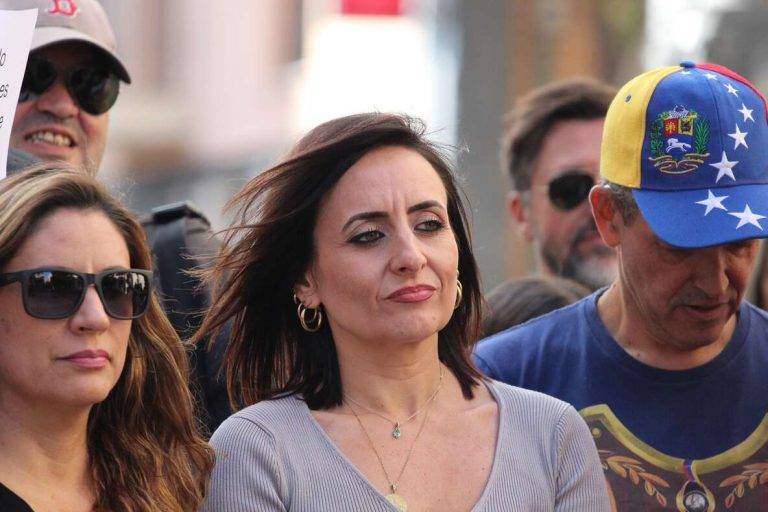 FOTOGRAFÍA. TERRASSA (BARCELONA), 28 DE SEPTIEMBRE DE 2024. VOX assenyala a "l'eix de la ruïna i misèria (la banda TxT ERC JxCat PSC" davant de la crisis del Govern de Terrassa. En el centro del primer plano la portavoz del grupo Municipal de VOX en el Ayuntamiento de Tarrasa (Barcelona), Alicia Tomás Martínez (c); el edil de VOX, Daniel Pinto Bausela (segunda fila, dcha), arropando al antichavismo hoy en Tarrasa. El exilio venezolano protesta ante el Ayuntamiento de Terrassa contra la dictadura chavista y comunista en Venezuela, denunciando el fraude electoral masivo a las elecciones presidenciales del pasado domingo, 28 de julio de 2024 (28J) y reclamado al candidato de la alianza política opositora, Plataforma Unitaria Democrática (PUD)/Mesa de la Unidad Democrática (MUD)/Unidad, Edmundo González Urrutia, clamando contra los asesinatos y secuestros de los dirigentes y militantes antichavistas por parte del Gobierno en funciones del dictador comunista Nicolás Maduro Moros, en marco de la "Gran protesta mundial", convocada por Plataforma Unitaria Democrática (PUD) / Mesa de la Unidad Democrática (MUD)/ Unidad, Edmundo González Urrutia, clamando contra los asesinatos y secuestros de los dirigentes y militantes. Lasvocesdelpueblo (Ñ Pueblo)