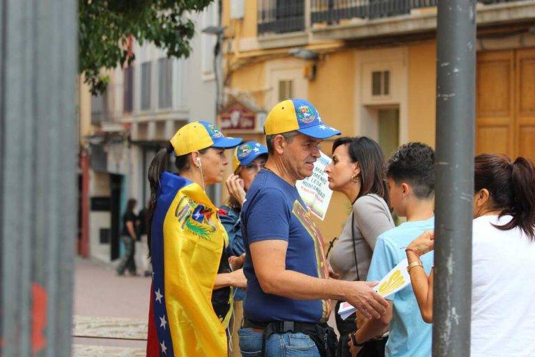 FOTOGRAFÍA. TERRASSA (BARCELONA), 28 DE SEPTIEMBRE DE 2024. Proclama oficial del 28 de septiembre Venezuela. El exilio venezolano protesta ante el Ayuntamiento de Terrassa contra la dictadura chavista y comunista en Venezuela, denunciando el fraude electoral masivo a las elecciones presidenciales del pasado domingo, 28 de julio de 2024 (28J) y reclamado al candidato de la alianza política opositora, Plataforma Unitaria Democrática (PUD)/Mesa de la Unidad Democrática (MUD)/Unidad, Edmundo González Urrutia, clamando contra los asesinatos y secuestros de los dirigentes y militantes antichavistas por parte del Gobierno en funciones del dictador comunista Nicolás Maduro Moros, en marco de la "Gran protesta mundial", convocada por Plataforma Unitaria Democrática (PUD) / Mesa de la Unidad Democrática (MUD)/ Unidad, Edmundo González Urrutia, clamando contra los asesinatos y secuestros de los dirigentes y militantes. Lasvocesdelpueblo (Ñ Pueblo)