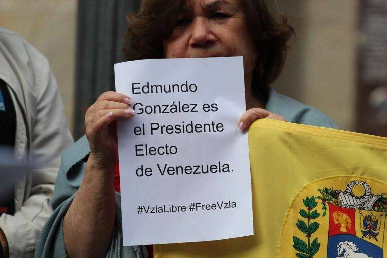 FOTOGRAFÍA. TERRASSA (BARCELONA), 28 DE SEPTIEMBRE DE 2024. El exilio venezolano protesta ante el Ayuntamiento de Terrassa contra la dictadura chavista y comunista en Venezuela, denunciando el fraude electoral masivo a las elecciones presidenciales del pasado domingo, 28 de julio de 2024 (28J) y reclamado al candidato de la alianza política opositora, Plataforma Unitaria Democrática (PUD)/Mesa de la Unidad Democrática (MUD)/Unidad, Edmundo González Urrutia, clamando contra los asesinatos y secuestros de los dirigentes y militantes antichavistas por parte del Gobierno en funciones del dictador comunista Nicolás Maduro Moros, en marco de la "Gran protesta mundial", convocada por Plataforma Unitaria Democrática (PUD) / Mesa de la Unidad Democrática (MUD)/ Unidad, Edmundo González Urrutia, clamando contra los asesinatos y secuestros de los dirigentes y militantes. Lasvocesdelpueblo (Ñ Pueblo)