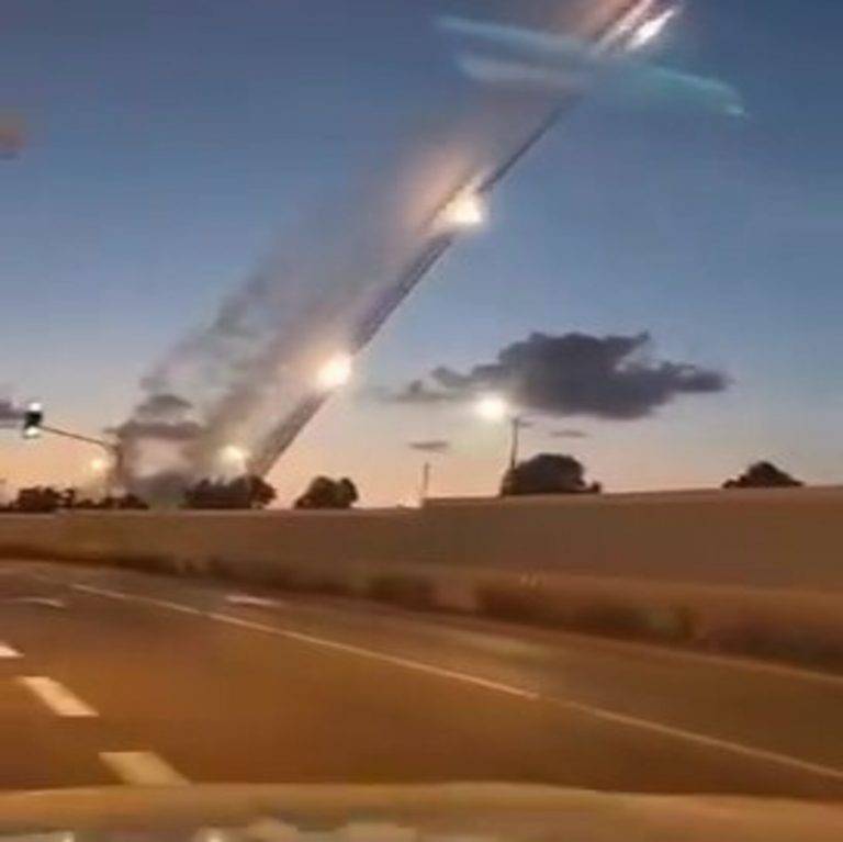 FOTOGRAFÍA. NORTE DE LA TIERRA SANTA, LUNES 23 DE SEPTIEMBRE DE 2024. Un vecino del norte del territorio soberano de Israel capta con su teléfono la capacidad del sistema de defensa masiva del país judío, conocido como "Cúpula de Hierro", ante la lluvia de ataques con cohetes, misiles y drones cuyo objetivo es asesinar israelíes, lanzados desde el sur del líbano e incluso Beirut, capital del líbano, por parte de los terroristas yihadistas antisemitas de la cruzada que integran nazis, comunistas e islamistas, miembro del grupo terrorista yihadista chií libanés y socio de la República islámica de Irán en el Oriente Medio de ideología ultraizquierda, el ISIS Hezbolá. "Fuertes en el ofensiva, fuertes en la defensa". "Cúpula de Hierro defendiendo a las ciudadanía israelí del radicalismo islámico terrorista", puntualizan fuentes militares de las Fuerzas de Defensa de Israel (FDI). Captura Vídeo Ejército de defensa de Israel Tzáhal / Lasvocesdelpueblo (Ñ Pueblo)