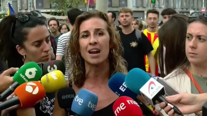 FOTOGRAFÍA. BARCELONA (REINO DE ESPAÑA), 11 DE SEPTIEMBRE DE 2024. Una protesta de los ultraizquierdistas sepa-ratas cierra la Diada de la bronca en Barcelona. Antes del inicio de la manifestación de los ultras, que ha arrancado sobre las 19:00 horas en plaza Urquinaona y culminará con un acto político en el barrio del Born, la líder de la CUP en el Parlament de Catalunya, Laia Estrada, ha lamentado que haya "un Govern españolista en el Palau de la Generalitat de Catalunya por primera vez en muchos años". Captura vídeo/Lasvocesdelpueblo (Ñ Pueblo)