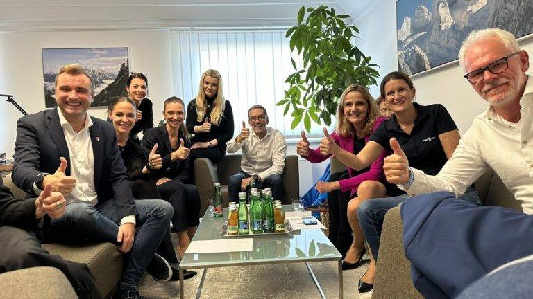 FOTOGRAFÍA. VIENA (AUSTRIA), 29 DE SEPTIEMBRE DE 2024. "Danke Österreich (Gracias Austria". Así ha agradecido hoy el equipo de campaña electoral del candidato y líder del VOX Austriaco -partido político de las clases obreras y de los patriotas en Austria Freiheitliche Partei Österreichs (FPÖ)- desde 2021, Herbert Kickl, tras confirmarse su histórica victoria en las urnas de las elecciones legislativas este domingo, de acuerdo con las proyecciones basadas en voto real, 29,1 % de los votos frente al 26,3 % de la derechista cobarde Österreichische Volkspartei (ÖVP) —en español Partido Popular Austríaco—, que en la actualidad gobierna en coalición con los ultras del ecologismo. FPÖ, socio de Fratelli d'Italia, VOX o Fidesz de Hungría, ha hecho una campaña electoral muy dura contra la inmigración ilegal que azota el país, ante políticas globalistas de una derechista cobarde Partido Popular títere de Bruselas. FPÖ/Lasvocesdelpueblo (Ñ Pueblo)