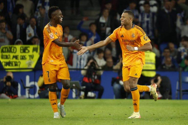 FOTOGRAFÍA. SAN SEBASTIÁN (LAS VASCONGADAS) REINO DE ESPAÑA, 14 DE SEPTIEMBRE DE 2024. Vinicius y Mbappé limpian la mala imagen (0-2). El delantero del Real Madrid Kylian Mbappé (d) celebra su gol, junto a su compañero merengue Vinicius José Paixão de Oliveira Júnior (Vinicius Jr.) (i), durante el partido de la quinta jornada de LaLiga EA Sports entre la Real Sociedad y el Real Madrid, este sábado en el Real Arena de San Sebastián (País Vasco). Efe