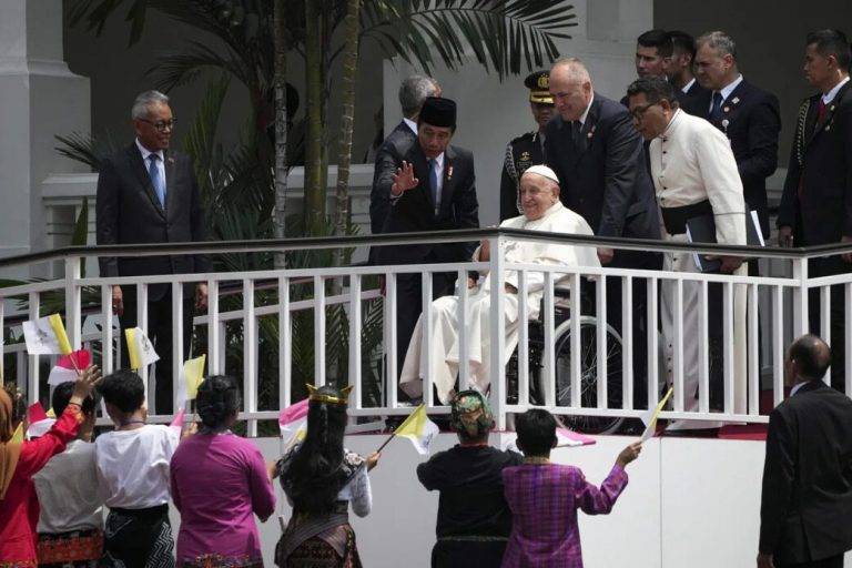 FOTOGRAFÍA. YAKARTA (INDONESIA), 04 DE SEPTIEMBRE DE 2024. Papa: "Hay familias prefieran gato y perro antes que un hijo". El papa Jorge Mario Bergoglio (el Papa Francisco) saluda a un grupo de personas durante su viaje a Indonesia. Efe