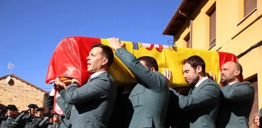 FOTOGRAFÍA. PAMPLONA (REINO DE ESPAÑA, 11 DE FEBRERO DE 2024. Detenido el inmigrante islamista Karim El Baqqali "asesino" de guardias civiles en Barbate. Pasillo para recibir el féretro del héroe asesinado por narcos. Funeral celebrado este domingo en Pamplona en memoria del guardia civil David Pérez Carracedo. Autoridades y ciudadanos se han congregado este domingo en la catedral de Pamplona y en la catedral de Cádiz para arropar en el funeral a la familia y allegados de los guardias civiles David Pérez Carracedo y Miguel Ángel González Gómez, los dos agentes fallecidos este viernes al ser embestida su patrullera por una narcolancha en Barbate (Cádiz). Progresistas y separatismo rechazan el minuto de silencio. Falta de sensibilidad del PSC. Efe