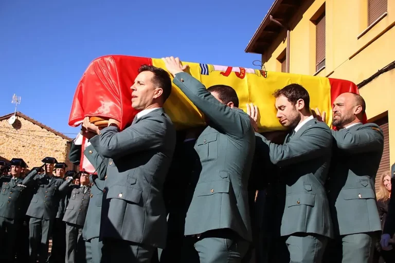 FOTOGRAFÍA. PAMPLONA (REINO DE ESPAÑA, 11 DE FEBRERO DE 2024. Detenido el inmigrante islamista Karim El Baqqali "asesino" de guardias civiles en Barbate. Pasillo para recibir el féretro del héroe asesinado por narcos. Funeral celebrado este domingo en Pamplona en memoria del guardia civil David Pérez Carracedo. Autoridades y ciudadanos se han congregado este domingo en la catedral de Pamplona y en la catedral de Cádiz para arropar en el funeral a la familia y allegados de los guardias civiles David Pérez Carracedo y Miguel Ángel González Gómez, los dos agentes fallecidos este viernes al ser embestida su patrullera por una narcolancha en Barbate (Cádiz). Progresistas y separatismo rechazan el minuto de silencio. Falta de sensibilidad del PSC. Efe