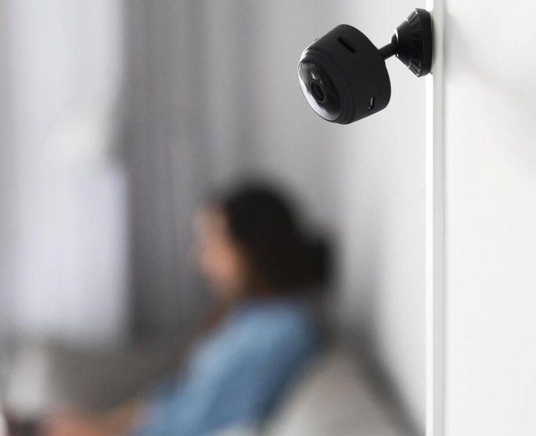 FOTOGRAFÍA. MUNDO, 09 DE SEPTIEMBRE DE 2024. Prisión y multa por grabar a sus inquilinas.- Detalle de una persona en un sofá de una casa bajo cámara de vigilancia. Imagen Freepik/Lasvocesdelpueblo (Ñ Pueblo)