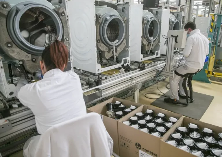 FOTOGRAFÍA. LA CARTUJA (ZARAGOZA) REINO DE ESPAÑA), 02 DE SEPTIEMBRE DE 2024. Un trabajador en la fábrica de lavadoras que BSH tiene en La Cartuja (Zaragoza). Efe