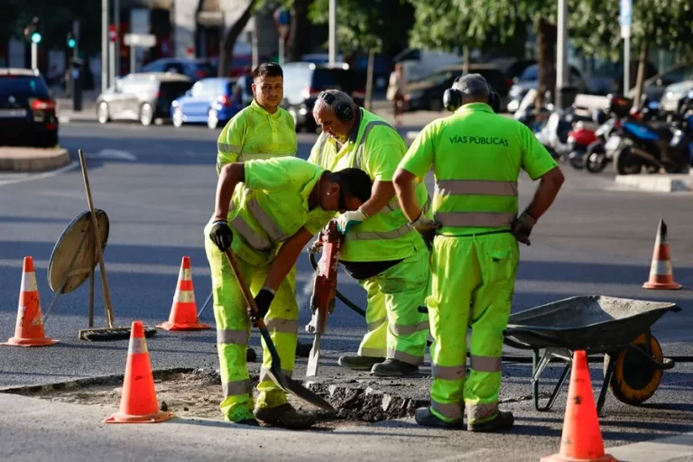 FOTOGRAFÍA. MADRID (COMUNIDAD AUTÓNOMA DE MADRID) REINO DE ESPAÑA), 02 DE SEPTIEMBRE DE 2024. Detalle de un grupo de trabajadores del sector de construcción, principalmente de carreteras y resto de vías pública, en el centro de Madrid. Efe