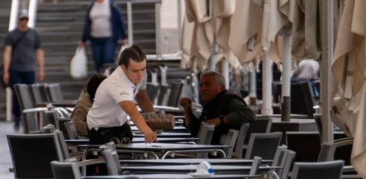 FOTOGRAFÍA. TERUEL (COMUNIDAD AUTÓNOMA DE ARAGÓN) REINO DE ESPAÑA), 02 DE SEPTIEMBRE DE 2024. Sube el paro en agosto en el Reino de España. Un camarero trabaja en la terraza de un local de restauración en Teruel (Aragón). Efe