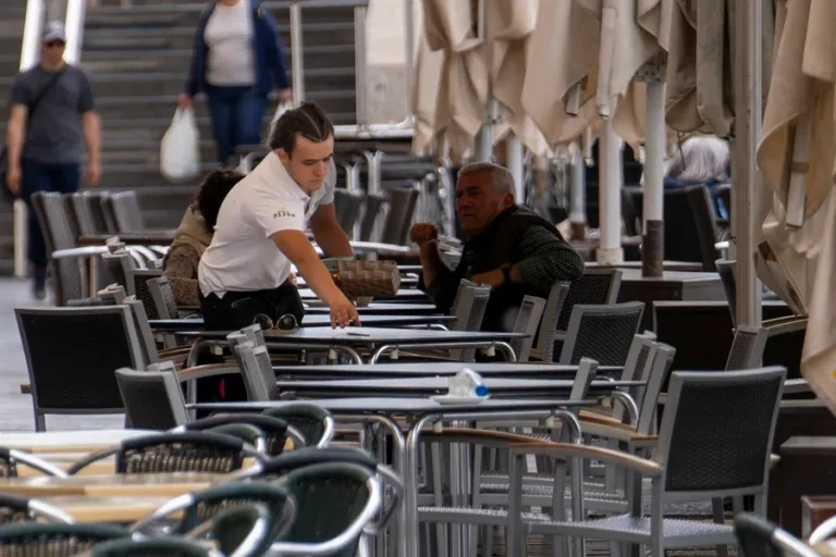 FOTOGRAFÍA. TERUEL (COMUNIDAD AUTÓNOMA DE ARAGÓN) REINO DE ESPAÑA), 02 DE SEPTIEMBRE DE 2024. Sube el paro en agosto en el Reino de España. Un camarero trabaja en la terraza de un local de restauración en Teruel (Aragón). Efe