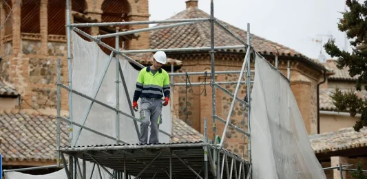 FOTOGRAFÍA. TOLEDO (COMUNIDAD AUTÓNOMA DE CASTILLA-LA MANCHA) REINO DE ESPAÑA), 02 DE SEPTIEMBRE DE 2024. El Tribunal Supremo deniega el subsidio de desempleo sólo por cumplir 52 años. Un operario trabaja en una obra en Toledo Castilla-La Mancha). Efe