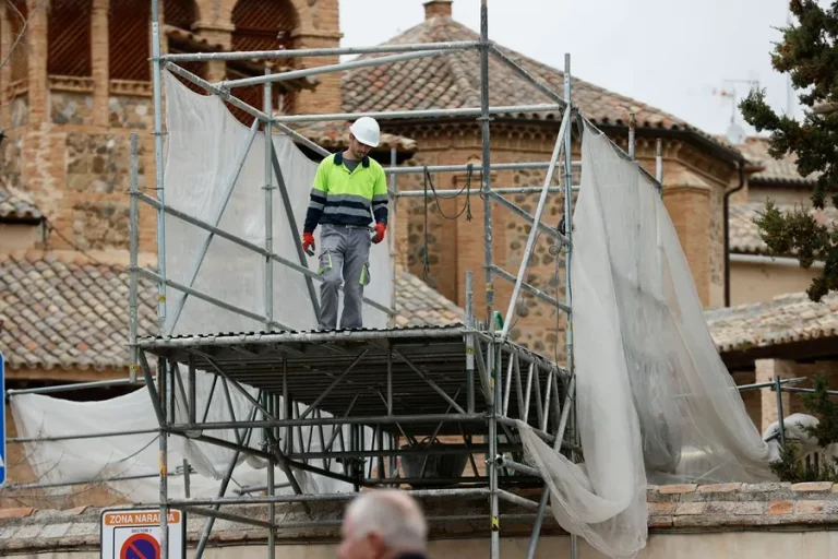 FOTOGRAFÍA. TOLEDO (COMUNIDAD AUTÓNOMA DE CASTILLA-LA MANCHA) REINO DE ESPAÑA), 02 DE SEPTIEMBRE DE 2024. El Tribunal Supremo deniega el subsidio de desempleo sólo por cumplir 52 años. Un operario trabaja en una obra en Toledo Castilla-La Mancha). Efe