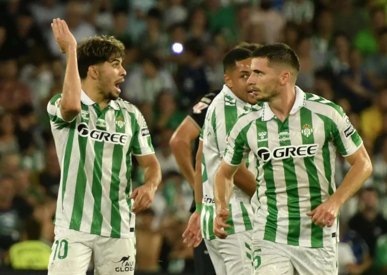 FOTOGRAFÍA. SEVILLA (REINO DE ESPAÑA), 13 DE SEPTIEMBRE DE 2024. Los jugadores del Real Betis celebran el gol marcado por Ez Abde (i) durante el encuentro de la quinta jornada de LaLiga EA Sports que Real Betis y CD Leganés disputan este viernes en el estadio Benito Villamarín de Sevilla. Efe
