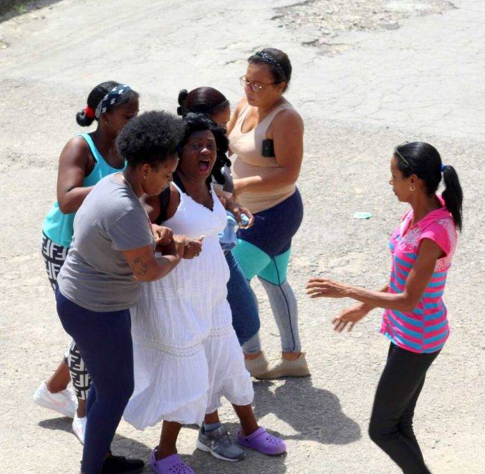 la líder opositora en Cuba, de las llamadas Damas de Blanco, Berta de los Ángeles Soler Fernández, ha sido detenida por parte de las autoridades del régimen comunista, los Castro (4) FOTOGRAFÍA. BARRIADA DE LAWTON (LA HABANA) CUBA, 29 DE SEPTIEMBRE DE 2024. El ex preso político cubano y marido de la la opositora Berta de los Ángeles Soler Fernández, Ángel Juan Moya Acosta, comunica que ella ha sido detenido este domingo nuevamente tras la detención del pasado domingo, 22 de septiembre de 2024. Asegura: "98 Domingo Represivo vs Las Damas de Blanco. Después de la visita a Cuba del expresidente de los Estados Unidos, Barack Obama, las fuerzas represivas del régimen comunista de Cuba impiden mediante la represión a Las Damas de Blanco llegar a la misa dominical no solamente a la Iglesia de Santa Rita sino a otras Iglesias de La Habana (como) Matanzas, Santa Clara y otras provincias y municipios del País. Domingo 29 de septiembre 2024. 1:00 pm. Sobre las 12:55 horas del mediodía de hoy, fuerzas represivas Paramilitares del régimen comunista de Cuba al servicio de los represores de la Seguridad del Estado arrestan(foto de hoy) a Berta de los Ángeles Soler Fernández, líder de Las Damas de Blanco, organización premio Sájarov a la Libertad de Conciencia del Parlamento Europeo, al salir de la sede de la organización ubicada en (el barrio de) Lawton (La Habana)", sentencia el opositor. Crédito ex Preso cubano y opositor anti comunista Ángel Juan Moya Acosta,/ Lasvocesdelpueblo (Ñ Pueblo)