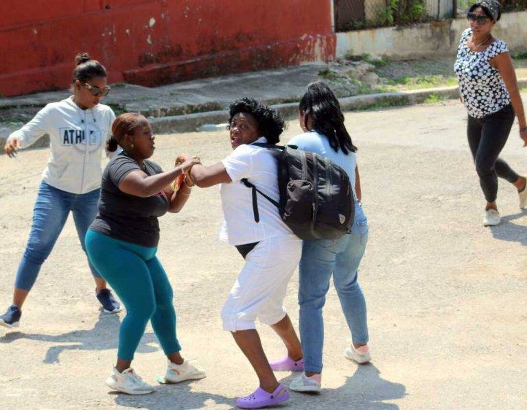 FOTOGRAFÍA. BARRIADA DE LAWTON (LA HABANA) CUBA. FECHA DETENCIÓN, DOMINGO 22 DE SEPTIEMBRE DE 2024. FECHA DENUNCIA, MIÉRCOLES 25 DE SEPTIEMBRE DE 2024. El ex preso político cubano y marido de la la opositora Berta de los Ángeles Soler Fernández (Berta Soler), Ángel Juan Moya Acosta, comunica que ella ha sido liberada este miércoles tras la detención arbitraria del pasado domingo, 22 de septiembre de 2024, por parte de las autoridades de la dictadura comunista, los Castro. Asegura: "Miércoles 25 de septiembre 2024. Hora: 9:00 horas am. Después de casi tres días detenida y desaparecida, finalmente a las 7:45 horas am del día de hoy y desde la U/P de Aguilera, represores de la Seguridad del Estado liberan a Berta Soler, líder de Las Damas de Blanco, ong premio Sajarov. El domingo 22 de septiembre de 2024, fue arrestada por represoras paramilitares al salir de la sede de las Damas de Blanco ubicada en el barrio de Lawton (La Habana), del lugar la llevaron para la U/P de Aguilera y después hacia la U/P del Cotorro. Ayer martes 24 de septiembre de 2024 sobre las 10:00 horas pm, los represores de la Seguridad del Estado trasladan a Berta de los Ángeles Soler Fernández (Berta Soler) hacia la U/P de Aguilera siendo liberada a las 7:45 horas am del día de hoy. Durante el tiempo de detención ,fue confinada en celdas semi oscuras , sin agua y sin la tenencia de su biblia. Berta de los Ángeles Soler Fernández (Berta Soler) fue liberada sin cargos sin multa y no la amenazaron. Todo el tiempo, Berta de los Ángeles Soler Fernández (Berta Soler) estuvo desaparecida y lo demuestra la respuesta del 106 número habilitado por la Policía del régimen comunista de Cuba". Crédito expreso cubano y opositor anti comunista Ángel Juan Moya Acosta,/ Lasvocesdelpueblo (Ñ Pueblo)