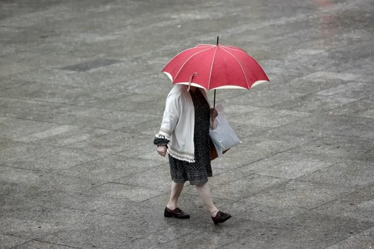 FOTOGRAFÍA. REINO DE ESPAÑA, 06 DE SEPTIEMBRE DE 2024. Riesgo importante por lluvias en Cataluña y tres regiones.- Detalle de una mujer se protege de la lluvia con un paraguas. Efe