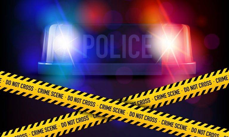 FOTOGRAFÍA. MUNDO, 30 DE SEPTIEMBRE DE 2024. Detalle de un coche policial con luces de emergencia encendidas, cortando el acceso de vehículos y peatones en la zona por incidente en la vía. Imagen creada por Freepik/Lasvocesdelpueblo (Ñ Pueblo)