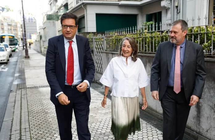 oscar-lopez FOTOGRAFÍA. SAN SEBASTIÁN (LAS VASCONGADAS) REINO DE ESPAÑA, 21 DE SEPTIEMBRE DE 2024. PSOE: Feijóo es un líder menguante que actúa como pollo sin cabeza.- El ministro para la Transformación Digital y de la Función Pública y miembro del PSOE, Óscar López Águeda (i), la delegada del Gobierno en el País Vasco, Marisol Garmendia (c), y del decano de Ingenieros Industriales de Gipuzkoa, Asier Anacabe (d), hoy en San Sebastián. Efe