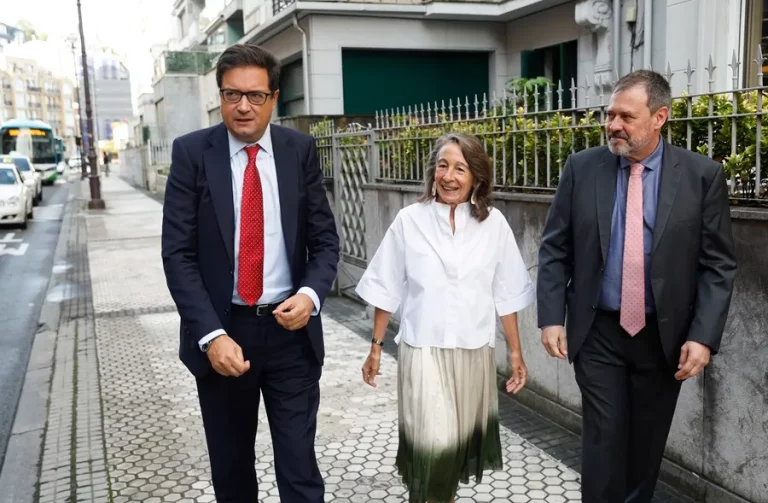 FOTOGRAFÍA. SAN SEBASTIÁN (LAS VASCONGADAS) REINO DE ESPAÑA, 21 DE SEPTIEMBRE DE 2024. PSOE: Feijóo es un líder menguante que actúa como pollo sin cabeza.- El ministro para la Transformación Digital y de la Función Pública y miembro del PSOE, Óscar López Águeda (i), la delegada del Gobierno en el País Vasco, Marisol Garmendia (c), y del decano de Ingenieros Industriales de Gipuzkoa, Asier Anacabe (d), hoy en San Sebastián. Efe