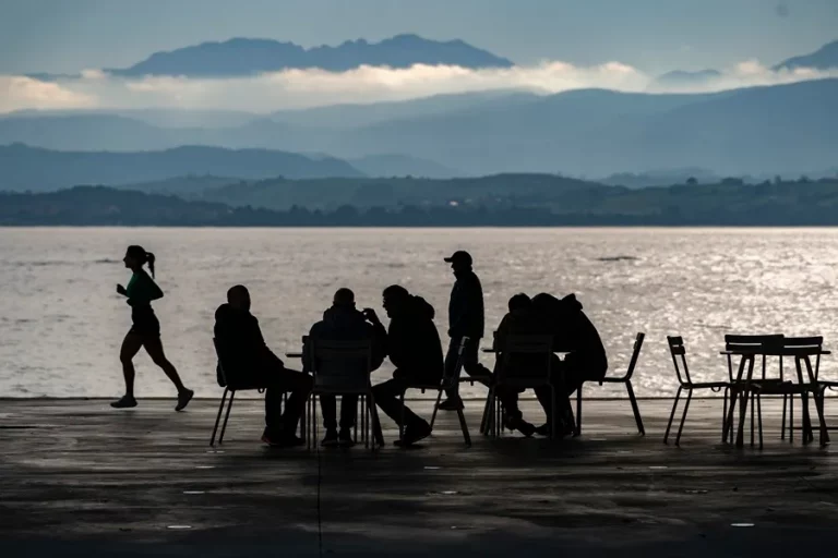 FOTOGRAFÍA,. Santander (cantabria) Reino de España, 24 de septiembre de 2024. Varias personas disfrutan en la terraza de un bar, en Santander. Efe