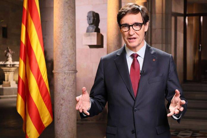 FOTOGRAFÍA. BARCELONA (REINO DE ESPAÑA), 10 DE SEPTIEMBRE DE 2024. Primer mensaje institucional del presidente del Govern de la Generalitat de Catalunya, primer secretario general del Partit dels Socialistes de Catalunya -marca blanca del Partido Socialista Obrero Español (PSOE)en Cataluña- (PSC) y exministro de Sanidad del Gobierno del Reino de España por el PSOE, Salvador Illa Roca. El mensaje se ha emitido junto a las cuatro columnas de la Lonja de levante del Palau del Govern de la Generalitat de Catalunya con la idea de evocar las cuatro barras de la bandera oficial regional de la Comunidad autónoma de Cataluña. Desde esta ubicación, en el fondo, se observa el busto del presidente de la Generalitat de Catalunya en el exilio desde 1954 hasta 1977, y de la Generalidad provisional desde esta fecha hasta 1980, quien en 1986 se le concedió el título nobiliario de "marqués de Tarradellas", Josep Tarradellas Joan; una obra del escultor Josep Maria Subirats, un elemento para reivindicar "su figura y su capacidad de diálogo y perseverancia". Lasvocesdelpueblo (Ñ Pueblo)