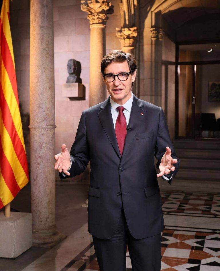 FOTOGRAFÍA. BARCELONA (REINO DE ESPAÑA), 10 DE SEPTIEMBRE DE 2024. Mensaje institucional Diada de Illa. Missatge institucional Diada del president Illa.- Primer mensaje institucional del presidente del Govern de la Generalitat de Catalunya, primer secretario general del Partit dels Socialistes de Catalunya -marca blanca del Partido Socialista Obrero Español (PSOE)en Cataluña- (PSC) y exministro de Sanidad del Gobierno del Reino de España por el PSOE, Salvador Illa Roca. El mensaje se ha emitido junto a las cuatro columnas de la Lonja de levante del Palau del Govern de la Generalitat de Catalunya con la idea de evocar las cuatro barras de la bandera oficial regional de la Comunidad autónoma de Cataluña. Desde esta ubicación, en el fondo, se observa el busto del presidente de la Generalitat de Catalunya en el exilio desde 1954 hasta 1977, y de la Generalidad provisional desde esta fecha hasta 1980, quien en 1986 se le concedió el título nobiliario de "marqués de Tarradellas", Josep Tarradellas Joan; una obra del escultor Josep Maria Subirats, un elemento para reivindicar "su figura y su capacidad de diálogo y perseverancia". Lasvocesdelpueblo (Ñ Pueblo)