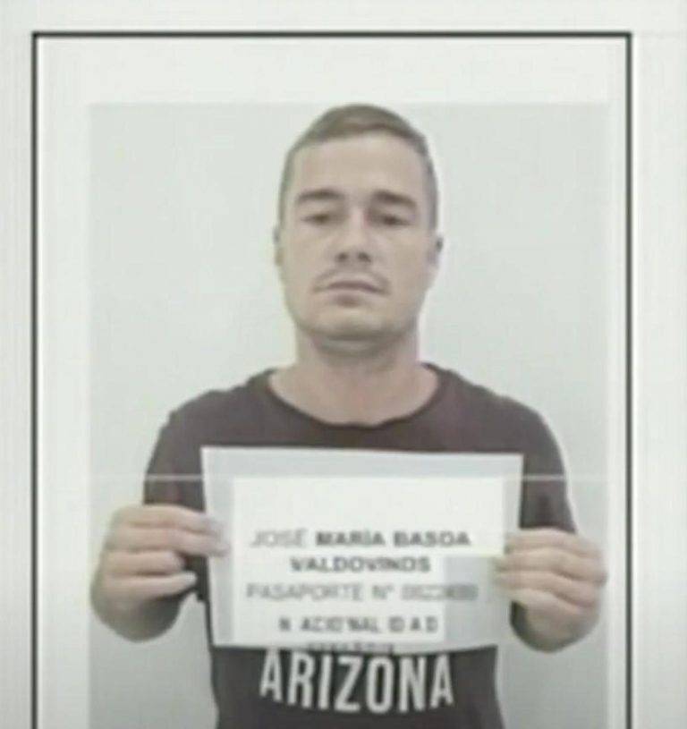 FOTOGRAFÍA, CARACAS (VENEZUELA), 15 DE SEPTIEMBRE DE 2024. Captura de pantalla de una transmisión del canal de televisión estatal Venezolana de Televisión (VTV), donde se observa al ciudadano español José María Basoa sosteniendo una hoja con sus datos de identificación, en Caracas (Venezuela). El ministro del Interior en funciones de la dictadura comunista y chavista en Venezuela, Diosdado Cabello, anunció hoy la "detención de dos ciudadanos españoles, tres estadounidenses y un checo, implicados en una supuesta "operación que tenía como objetivo llevar a cabo actos terroristas", entre ellos "asesinar" al dictador presidente en funciones de Venezuela, Nicolás Maduro Moros. Efe