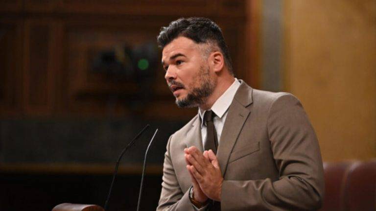 FOTOGRAFÍA. MADRID (REINO DE ESPAÑA), 26 DE SEPTIEMBRE DE 2024. El portavoz de ERC, Gabriel Rufián, durante su intervención este jueves en el Congreso. La vicepresidenta primera del Gobierno y ministra de Hacienda, María Jesús Montero, comparece ante la Cámara Baja en el marco del debate abierto sobre la reforma de la financiación autonómica, para dar cuenta a instancias del PP del acuerdo de financiación singular para Cataluña pactado por el Gobierno con ERC. Efe