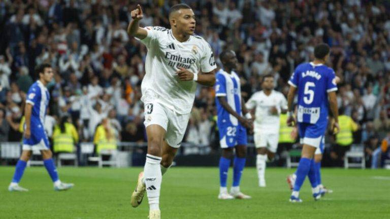 FOTOGRAFÍA. MADRID (REINO DE ESPAÑA), 24 DE SEPTIEMBRE DE 2024. El delantero francés del Real Madrid, Kylian Mbappé, celebra el segundo gol del equipo madridista durante el encuentro correspondiente a la séptima jornada de Laliga EA Sports en el estadio Santiago Bernabéu, en Madrid. Efe