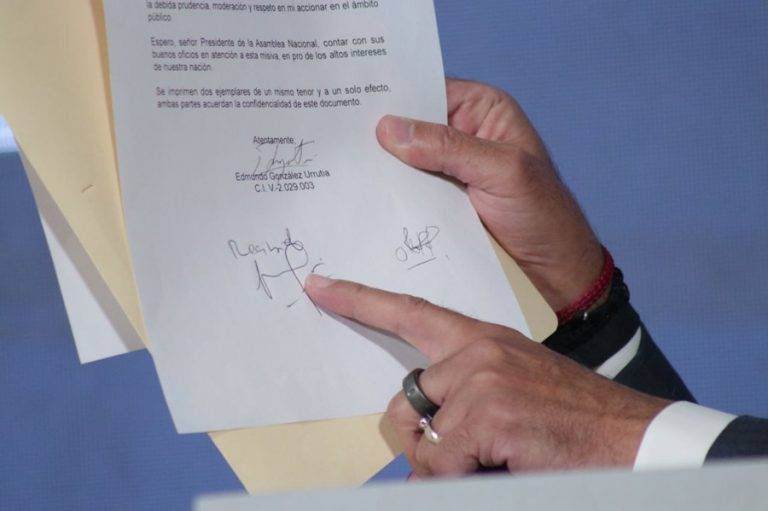 FOTOGRAFÍA. CARACAS (VENEZUELA), 17 DE SEPTIEMBRE DE 2024. Edmundo González Urrutia: "Nicolás Maduro ganó las elecciones".Imagen donde se observa a Jorge Rodriguez, señalando un documento durante una rueda de prensa, este miércoles en Caracas (Venezuela), documento  de la "carta firmada" por Edmundo González Urrutia, desde la embajada del Reino de España en Caracas (Venezuela), en la que dice acatar la decisión de validar el controvertido triunfo del dictador comunista Nicolás Maduro Moros. Asamblea Nacional de Venezuela/Efe