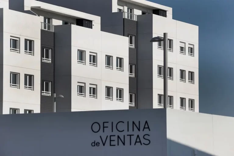 FOTOGRAFÍA. REINO DE ESPAÑA, 05 DE SEPTIEMBRE DE 2024. Mayor aumento del precio de la vivienda en España. Vista de varios bloques de viviendas en venta. El precio de la vivienda aceleró su incremento en el segundo trimestre del año hasta el 7,8 % interanual, su mayor aumento en dos años, según los datos difundidos este jueves por el Instituto Nacional de Estadística (INE). Efe