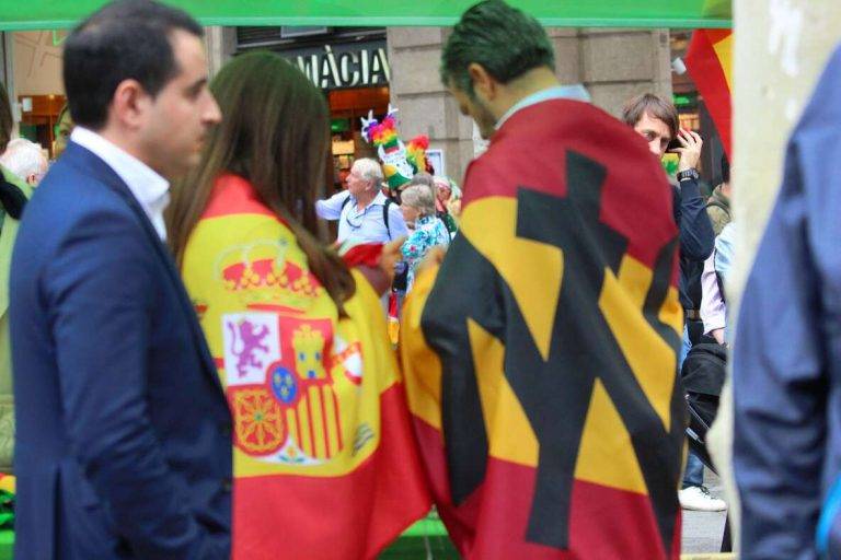 FOTOGRAFÍA. PASEO DE GRACIA Y PLAZA CATALUÑA DE BARCELONA (CATALUÑA) REINO DE ESPAÑA, 12 DE OCTUBRE DE 2024. Cataluña y los pueblos hispanos del resto de mundo, en su mayoría, los de hispanoamérica, han exhibido esta mañana y la tarde su orgullo hispano por las calles del centro de Barcelona, con el motivo del Día de la Hispanidad 2024 y Fiesta Nacional de España (12 Octubre), advirtiendo de la amenaza socialista en Hispanoamérica, a través de sus organizaciones criminales: el Foro de Sao Paulo y el Grupo de Pueblo. Se ha registrado una fuerte movilización de la militancia y simpatizantes del partido político VOX liderados por Ignacio Garriga Vaz de Conceiçao, secretario general y vicepresidente nacional de VOX además de presidente del grupo parlamentario en el Parlament de Cataluña; pero también, se ha podido comprobar la asistencia de simpatizantes y miembros de Ciutadans Partit de la Ciutadanía Ciudadanos (Cs) liderados por Joan García, coordinador de Cs en Cataluña; y del Partido Popular de Cataluña (PPC) liderados por Alejandro Fernández Álvarez, Presidente del Partido popular de Catalunya (PPC) además de presidente del Grupo Parlamentario en la cámara catalana. Lasvocesdelpueblo (Ñ Pueblo)