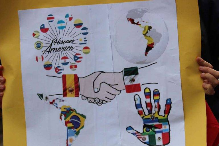 FOTOGRAFÍA. PASEO DE GRACIA Y PLAZA CATALUÑA DE BARCELONA (CATALUÑA) REINO DE ESPAÑA, 12 DE OCTUBRE DE 2024. Cataluña y los pueblos hispanos del resto de mundo, en su mayoría, los de hispanoamérica, han exhibido esta mañana y la tarde su orgullo hispano por las calles del centro de Barcelona, con el motivo del Día de la Hispanidad 2024 y Fiesta Nacional de España (12 Octubre), advirtiendo de la amenaza socialista en Hispanoamérica, a través de sus organizaciones criminales: el Foro de Sao Paulo y el Grupo de Pueblo. Se ha registrado una fuerte movilización de la militancia y simpatizantes del partido político VOX liderados por Ignacio Garriga Vaz de Conceiçao, secretario general y vicepresidente nacional de VOX además de presidente del grupo parlamentario en el Parlament de Cataluña; pero también, se ha podido comprobar la asistencia de simpatizantes y miembros de Ciutadans Partit de la Ciutadanía Ciudadanos (Cs) liderados por Joan García, coordinador de Cs en Cataluña; y del Partido Popular de Cataluña (PPC) liderados por Alejandro Fernández Álvarez, Presidente del Partido popular de Catalunya (PPC) además de presidente del Grupo Parlamentario en la cámara catalana. Lasvocesdelpueblo (Ñ Pueblo)