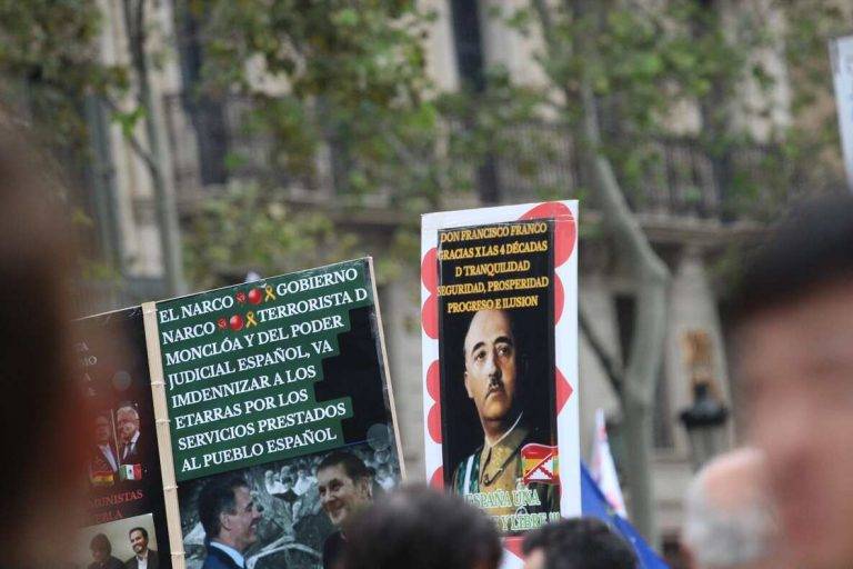 FOTOGRAFÍA. PASEO DE GRACIA Y PLAZA CATALUÑA DE BARCELONA (CATALUÑA) REINO DE ESPAÑA, 12 DE OCTUBRE DE 2024. Martes traerá precipitaciones en España que serán chubascos y tormentas. Cataluña y los pueblos hispanos del resto de mundo, en su mayoría, los de hispanoamérica, han exhibido esta mañana y la tarde su orgullo hispano por las calles del centro de Barcelona, con el motivo del Día de la Hispanidad 2024 y Fiesta Nacional de España (12 Octubre), advirtiendo de la amenaza socialista en Hispanoamérica, a través de sus organizaciones criminales: el Foro de Sao Paulo y el Grupo de Pueblo. Se ha registrado una fuerte movilización de la militancia y simpatizantes del partido político VOX liderados por Ignacio Garriga Vaz de Conceiçao, secretario general y vicepresidente nacional de VOX además de presidente del grupo parlamentario en el Parlament de Cataluña; pero también, se ha podido comprobar la asistencia de simpatizantes y miembros de Ciutadans Partit de la Ciutadanía Ciudadanos (Cs) liderados por Joan García, coordinador de Cs en Cataluña; y del Partido Popular de Cataluña (PPC) liderados por Alejandro Fernández Álvarez, Presidente del Partido popular de Catalunya (PPC) además de presidente del Grupo Parlamentario en la cámara catalana. Lasvocesdelpueblo (Ñ Pueblo)