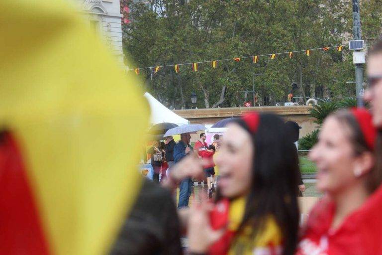 FOTOGRAFÍA. PASEO DE GRACIA Y PLAZA CATALUÑA DE BARCELONA (CATALUÑA) REINO DE ESPAÑA, 12 DE OCTUBRE DE 2024. Cataluña y los pueblos hispanos del resto de mundo, en su mayoría, los de hispanoamérica, han exhibido esta mañana y la tarde su orgullo hispano por las calles del centro de Barcelona, con el motivo del Día de la Hispanidad 2024 y Fiesta Nacional de España (12 Octubre), advirtiendo de la amenaza socialista en Hispanoamérica, a través de sus organizaciones criminales: el Foro de Sao Paulo y el Grupo de Pueblo. Se ha registrado una fuerte movilización de la militancia y simpatizantes del partido político VOX liderados por Ignacio Garriga Vaz de Conceiçao, secretario general y vicepresidente nacional de VOX además de presidente del grupo parlamentario en el Parlament de Cataluña; pero también, se ha podido comprobar la asistencia de simpatizantes y miembros de Ciutadans Partit de la Ciutadanía Ciudadanos (Cs) liderados por Joan García, coordinador de Cs en Cataluña; y del Partido Popular de Cataluña (PPC) liderados por Alejandro Fernández Álvarez, Presidente del Partido popular de Catalunya (PPC) además de presidente del Grupo Parlamentario en la cámara catalana. Lasvocesdelpueblo (Ñ Pueblo)