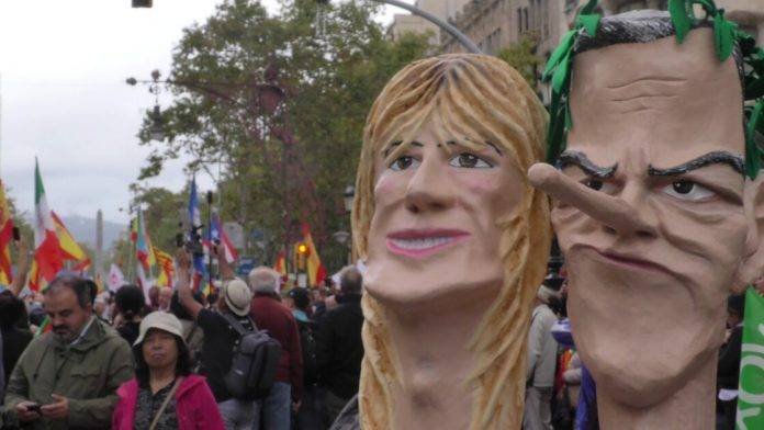 FOTOGRAFÍA. PASEO DE GRACIA Y PLAZA CATALUÑA DE BARCELONA (CATALUÑA) REINO DE ESPAÑA, 12 DE OCTUBRE DE 2024. En la imagen, dos muñecos: uno de la mujer del presidente de Gobierno de España y secretario general del Partido Socialista (PSOE), pedro Sánchez Pérez-Castejón; María Begoña Gómez Fernández (Begoña Gómez) (izd.); y otro para el marido de ella (dcha). Cataluña y los pueblos hispanos del resto de mundo, en su mayoría, los de hispanoamérica, han exhibido esta mañana y la tarde su orgullo hispano por las calles del centro de Barcelona, con el motivo del Día de la Hispanidad 2024 y Fiesta Nacional de España (12 Octubre), advirtiendo de la amenaza socialista en Hispanoamérica, a través de sus organizaciones criminales: el Foro de Sao Paulo y el Grupo de Pueblo. Se ha registrado una fuerte movilización de la militancia y simpatizantes del partido político VOX liderados por Ignacio Garriga Vaz de Conceiçao, secretario general y vicepresidente nacional de VOX además de presidente del grupo parlamentario en el Parlament de Cataluña; pero también, se ha podido comprobar la asistencia de simpatizantes y miembros de Ciutadans Partit de la Ciutadanía Ciudadanos (Cs) liderados por Joan García, coordinador de Cs en Cataluña; y del Partido Popular de Cataluña (PPC) liderados por Alejandro Fernández Álvarez, Presidente del Partido popular de Catalunya (PPC) además de presidente del Grupo Parlamentario en la cámara catalana. Lasvocesdelpueblo (Ñ Pueblo)