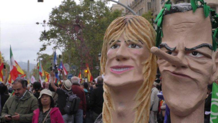 FOTOGRAFÍA. PASEO DE GRACIA Y PLAZA CATALUÑA DE BARCELONA (CATALUÑA) REINO DE ESPAÑA, 12 DE OCTUBRE DE 2024. En la imagen, dos muñecos: uno de la mujer del presidente de Gobierno de España y secretario general del Partido Socialista (PSOE), pedro Sánchez Pérez-Castejón; María Begoña Gómez Fernández (Begoña Gómez) (izd.); y otro para el marido de ella (dcha). Cataluña y los pueblos hispanos del resto de mundo, en su mayoría, los de hispanoamérica, han exhibido esta mañana y la tarde su orgullo hispano por las calles del centro de Barcelona, con el motivo del Día de la Hispanidad 2024 y Fiesta Nacional de España (12 Octubre), advirtiendo de la amenaza socialista en Hispanoamérica, a través de sus organizaciones criminales: el Foro de Sao Paulo y el Grupo de Pueblo. Se ha registrado una fuerte movilización de la militancia y simpatizantes del partido político VOX liderados por Ignacio Garriga Vaz de Conceiçao, secretario general y vicepresidente nacional de VOX además de presidente del grupo parlamentario en el Parlament de Cataluña; pero también, se ha podido comprobar la asistencia de simpatizantes y miembros de Ciutadans Partit de la Ciutadanía Ciudadanos (Cs) liderados por Joan García, coordinador de Cs en Cataluña; y del Partido Popular de Cataluña (PPC) liderados por Alejandro Fernández Álvarez, Presidente del Partido popular de Catalunya (PPC) además de presidente del Grupo Parlamentario en la cámara catalana. Lasvocesdelpueblo (Ñ Pueblo)