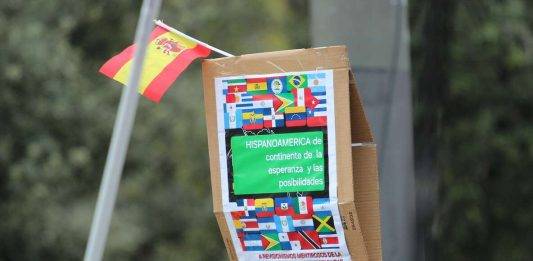 FOTOGRAFÍA. PASEO DE GRACIA Y PLAZA CATALUÑA DE BARCELONA (CATALUÑA) REINO DE ESPAÑA, 12 DE OCTUBRE DE 2024. Precipitaciones y aumento de temperaturas este lunes . Cataluña y los pueblos hispanos del resto de mundo, en su mayoría, los de hispanoamérica, han exhibido esta mañana y la tarde su orgullo hispano por las calles del centro de Barcelona, con el motivo del Día de la Hispanidad 2024 y Fiesta Nacional de España (12 Octubre), advirtiendo de la amenaza socialista en Hispanoamérica, a través de sus organizaciones criminales: el Foro de Sao Paulo y el Grupo de Pueblo. Se ha registrado una fuerte movilización de la militancia y simpatizantes del partido político VOX liderados por Ignacio Garriga Vaz de Conceiçao, secretario general y vicepresidente nacional de VOX además de presidente del grupo parlamentario en el Parlament de Cataluña; pero también, se ha podido comprobar la asistencia de simpatizantes y miembros de Ciutadans Partit de la Ciutadanía Ciudadanos (Cs) liderados por Joan García, coordinador de Cs en Cataluña; y del Partido Popular de Cataluña (PPC) liderados por Alejandro Fernández Álvarez, Presidente del Partido popular de Catalunya (PPC) además de presidente del Grupo Parlamentario en la cámara catalana. Lasvocesdelpueblo (Ñ Pueblo)