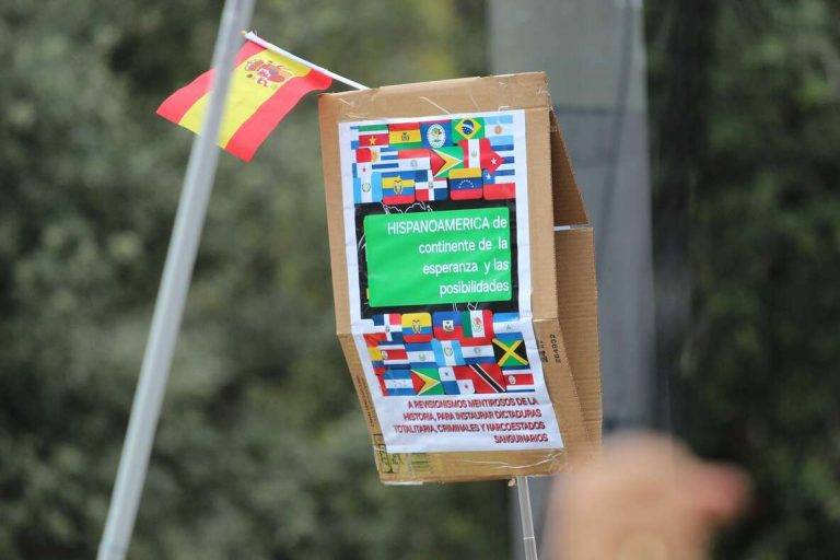 FOTOGRAFÍA. PASEO DE GRACIA Y PLAZA CATALUÑA DE BARCELONA (CATALUÑA) REINO DE ESPAÑA, 12 DE OCTUBRE DE 2024. Precipitaciones y aumento de temperaturas este lunes . Cataluña y los pueblos hispanos del resto de mundo, en su mayoría, los de hispanoamérica, han exhibido esta mañana y la tarde su orgullo hispano por las calles del centro de Barcelona, con el motivo del Día de la Hispanidad 2024 y Fiesta Nacional de España (12 Octubre), advirtiendo de la amenaza socialista en Hispanoamérica, a través de sus organizaciones criminales: el Foro de Sao Paulo y el Grupo de Pueblo. Se ha registrado una fuerte movilización de la militancia y simpatizantes del partido político VOX liderados por Ignacio Garriga Vaz de Conceiçao, secretario general y vicepresidente nacional de VOX además de presidente del grupo parlamentario en el Parlament de Cataluña; pero también, se ha podido comprobar la asistencia de simpatizantes y miembros de Ciutadans Partit de la Ciutadanía Ciudadanos (Cs) liderados por Joan García, coordinador de Cs en Cataluña; y del Partido Popular de Cataluña (PPC) liderados por Alejandro Fernández Álvarez, Presidente del Partido popular de Catalunya (PPC) además de presidente del Grupo Parlamentario en la cámara catalana. Lasvocesdelpueblo (Ñ Pueblo)