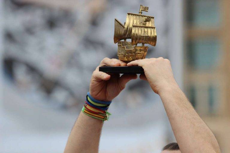 FOTOGRAFÍA. PASEO DE GRACIA Y PLAZA CATALUÑA DE BARCELONA (CATALUÑA) REINO DE ESPAÑA, 12 DE OCTUBRE DE 2024. Cataluña y los pueblos hispanos del resto de mundo, en su mayoría, los de hispanoamérica, han exhibido esta mañana y la tarde su orgullo hispano por las calles del centro de Barcelona, con el motivo del Día de la Hispanidad 2024 y Fiesta Nacional de España (12 Octubre), advirtiendo de la amenaza socialista en Hispanoamérica, a través de sus organizaciones criminales: el Foro de Sao Paulo y el Grupo de Pueblo. Se ha registrado una fuerte movilización de la militancia y simpatizantes del partido político VOX liderados por Ignacio Garriga Vaz de Conceiçao, secretario general y vicepresidente nacional de VOX además de presidente del grupo parlamentario en el Parlament de Cataluña; pero también, se ha podido comprobar la asistencia de simpatizantes y miembros de Ciutadans Partit de la Ciutadanía Ciudadanos (Cs) liderados por Joan García, coordinador de Cs en Cataluña; y del Partido Popular de Cataluña (PPC) liderados por Alejandro Fernández Álvarez, Presidente del Partido popular de Catalunya (PPC) además de presidente del Grupo Parlamentario en la cámara catalana. Lasvocesdelpueblo (Ñ Pueblo)