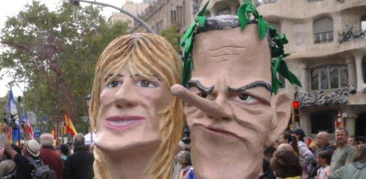FOTOGRAFÍA. PASEO DE GRACIA Y PLAZA CATALUÑA DE BARCELONA (CATALUÑA) REINO DE ESPAÑA, 12 DE OCTUBRE DE 2024. Precipitaciones fuertes y persistentes en Andalucía el domingo. En la imagen, dos muñecos: uno de la mujer del presidente de Gobierno de España y secretario general del Partido Socialista (PSOE), pedro Sánchez Pérez-Castejón; María Begoña Gómez Fernández (Begoña Gómez) (izd.); y otro para el marido de ella (dcha). Cataluña y los pueblos hispanos del resto de mundo, en su mayoría, los de hispanoamérica, han exhibido esta mañana y la tarde su orgullo hispano por las calles del centro de Barcelona, con el motivo del Día de la Hispanidad 2024 y Fiesta Nacional de España (12 Octubre), advirtiendo de la amenaza socialista en Hispanoamérica, a través de sus organizaciones criminales: el Foro de Sao Paulo y el Grupo de Pueblo. Se ha registrado una fuerte movilización de la militancia y simpatizantes del partido político VOX liderados por Ignacio Garriga Vaz de Conceiçao, secretario general y vicepresidente nacional de VOX además de presidente del grupo parlamentario en el Parlament de Cataluña; pero también, se ha podido comprobar la asistencia de simpatizantes y miembros de Ciutadans Partit de la Ciutadanía Ciudadanos (Cs) liderados por Joan García, coordinador de Cs en Cataluña; y del Partido Popular de Cataluña (PPC) liderados por Alejandro Fernández Álvarez, Presidente del Partido popular de Catalunya (PPC) además de presidente del Grupo Parlamentario en la cámara catalana. Lasvocesdelpueblo (Ñ Pueblo)