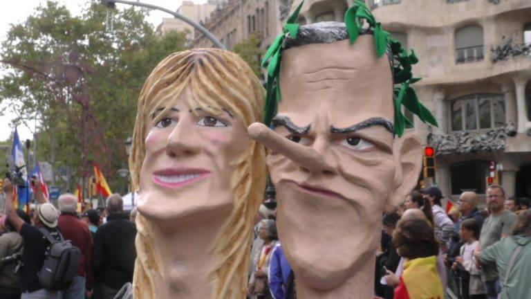 FOTOGRAFÍA. PASEO DE GRACIA Y PLAZA CATALUÑA DE BARCELONA (CATALUÑA) REINO DE ESPAÑA, 12 DE OCTUBRE DE 2024. Precipitaciones fuertes y persistentes en Andalucía el domingo. En la imagen, dos muñecos: uno de la mujer del presidente de Gobierno de España y secretario general del Partido Socialista (PSOE), pedro Sánchez Pérez-Castejón; María Begoña Gómez Fernández (Begoña Gómez) (izd.); y otro para el marido de ella (dcha). Cataluña y los pueblos hispanos del resto de mundo, en su mayoría, los de hispanoamérica, han exhibido esta mañana y la tarde su orgullo hispano por las calles del centro de Barcelona, con el motivo del Día de la Hispanidad 2024 y Fiesta Nacional de España (12 Octubre), advirtiendo de la amenaza socialista en Hispanoamérica, a través de sus organizaciones criminales: el Foro de Sao Paulo y el Grupo de Pueblo. Se ha registrado una fuerte movilización de la militancia y simpatizantes del partido político VOX liderados por Ignacio Garriga Vaz de Conceiçao, secretario general y vicepresidente nacional de VOX además de presidente del grupo parlamentario en el Parlament de Cataluña; pero también, se ha podido comprobar la asistencia de simpatizantes y miembros de Ciutadans Partit de la Ciutadanía Ciudadanos (Cs) liderados por Joan García, coordinador de Cs en Cataluña; y del Partido Popular de Cataluña (PPC) liderados por Alejandro Fernández Álvarez, Presidente del Partido popular de Catalunya (PPC) además de presidente del Grupo Parlamentario en la cámara catalana. Lasvocesdelpueblo (Ñ Pueblo)