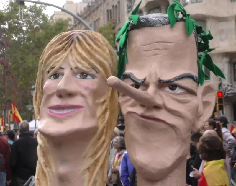 Tiempo estable en la mayor parte de la Península este lunes FOTOGRAFÍA. PASEO DE GRACIA Y PLAZA CATALUÑA DE BARCELONA (CATALUÑA) REINO DE ESPAÑA, 12 DE OCTUBRE DE 2024. Precipitaciones fuertes y persistentes en Andalucía el domingo. En la imagen, dos muñecos: uno de la mujer del presidente de Gobierno de España y secretario general del Partido Socialista (PSOE), pedro Sánchez Pérez-Castejón; María Begoña Gómez Fernández (Begoña Gómez) (izd.); y otro para el marido de ella (dcha). Cataluña y los pueblos hispanos del resto de mundo, en su mayoría, los de hispanoamérica, han exhibido esta mañana y la tarde su orgullo hispano por las calles del centro de Barcelona, con el motivo del Día de la Hispanidad 2024 y Fiesta Nacional de España (12 Octubre), advirtiendo de la amenaza socialista en Hispanoamérica, a través de sus organizaciones criminales: el Foro de Sao Paulo y el Grupo de Pueblo. Se ha registrado una fuerte movilización de la militancia y simpatizantes del partido político VOX liderados por Ignacio Garriga Vaz de Conceiçao, secretario general y vicepresidente nacional de VOX además de presidente del grupo parlamentario en el Parlament de Cataluña; pero también, se ha podido comprobar la asistencia de simpatizantes y miembros de Ciutadans Partit de la Ciutadanía Ciudadanos (Cs) liderados por Joan García, coordinador de Cs en Cataluña; y del Partido Popular de Cataluña (PPC) liderados por Alejandro Fernández Álvarez, Presidente del Partido popular de Catalunya (PPC) además de presidente del Grupo Parlamentario en la cámara catalana. Lasvocesdelpueblo (Ñ Pueblo)