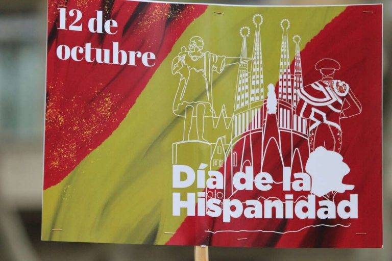 FOTOGRAFÍA. PASEO DE GRACIA Y PLAZA CATALUÑA DE BARCELONA (CATALUÑA) REINO DE ESPAÑA, 12 DE OCTUBRE DE 2024. Cataluña y los pueblos hispanos del resto de mundo, en su mayoría, los de hispanoamérica, han exhibido esta mañana y la tarde su orgullo hispano por las calles del centro de Barcelona, con el motivo del Día de la Hispanidad 2024 y Fiesta Nacional de España (12 Octubre), advirtiendo de la amenaza socialista en Hispanoamérica, a través de sus organizaciones criminales: el Foro de Sao Paulo y el Grupo de Pueblo. Se ha registrado una fuerte movilización de la militancia y simpatizantes del partido político VOX liderados por Ignacio Garriga Vaz de Conceiçao, secretario general y vicepresidente nacional de VOX además de presidente del grupo parlamentario en el Parlament de Cataluña; pero también, se ha podido comprobar la asistencia de simpatizantes y miembros de Ciutadans Partit de la Ciutadanía Ciudadanos (Cs) liderados por Joan García, coordinador de Cs en Cataluña; y del Partido Popular de Cataluña (PPC) liderados por Alejandro Fernández Álvarez, Presidente del Partido popular de Catalunya (PPC) además de presidente del Grupo Parlamentario en la cámara catalana. Lasvocesdelpueblo (Ñ Pueblo)