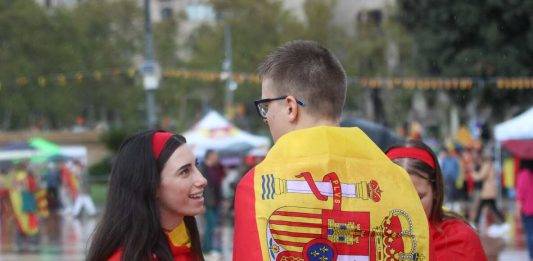 FOTOGRAFÍA. PASEO DE GRACIA Y PLAZA CATALUÑA DE BARCELONA (CATALUÑA) REINO DE ESPAÑA, 12 DE OCTUBRE DE 2024. Cataluña y los pueblos hispanos del resto de mundo, en su mayoría, los de hispanoamérica, han exhibido esta mañana y la tarde su orgullo hispano por las calles del centro de Barcelona, con el motivo del Día de la Hispanidad 2024 y Fiesta Nacional de España (12 Octubre), advirtiendo de la amenaza socialista en Hispanoamérica, a través de sus organizaciones criminales: el Foro de Sao Paulo y el Grupo de Pueblo. Se ha registrado una fuerte movilización de la militancia y simpatizantes del partido político VOX liderados por Ignacio Garriga Vaz de Conceiçao, secretario general y vicepresidente nacional de VOX además de presidente del grupo parlamentario en el Parlament de Cataluña; pero también, se ha podido comprobar la asistencia de simpatizantes y miembros de Ciutadans Partit de la Ciutadanía Ciudadanos (Cs) liderados por Joan García, coordinador de Cs en Cataluña; y del Partido Popular de Cataluña (PPC) liderados por Alejandro Fernández Álvarez, Presidente del Partido popular de Catalunya (PPC) además de presidente del Grupo Parlamentario en la cámara catalana. Lasvocesdelpueblo (Ñ Pueblo)